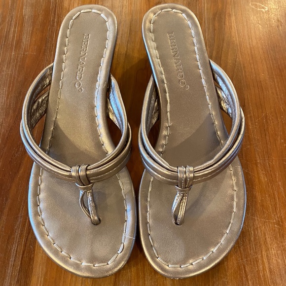 Bernardo Miami Wedge Platinum/Calf 6.5 - Picture 1 of 3